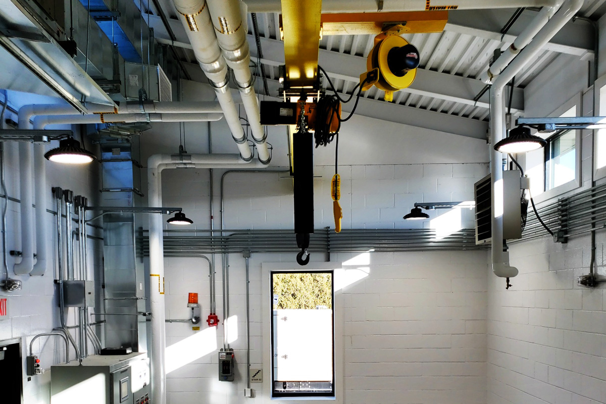 An overhead crane and monorail in the main room of the pump station