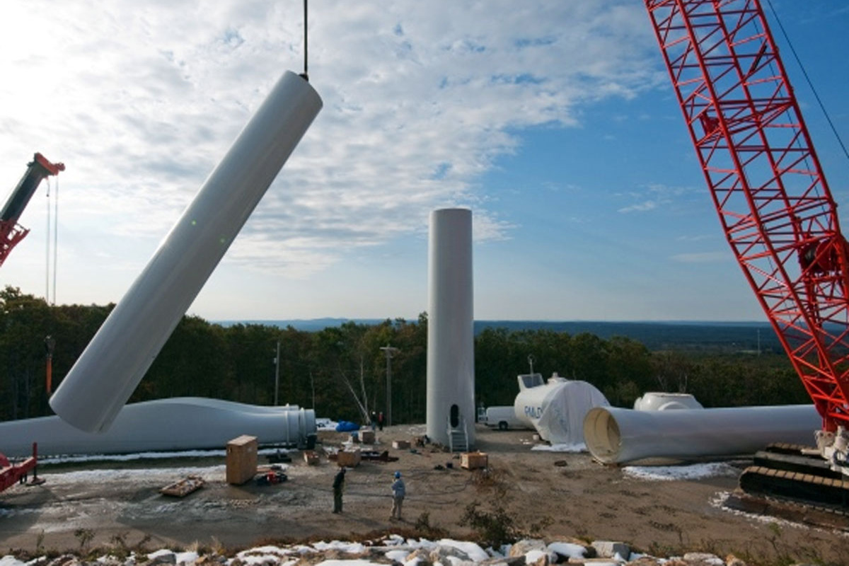 Hoisting the wind turbine towers into postion 