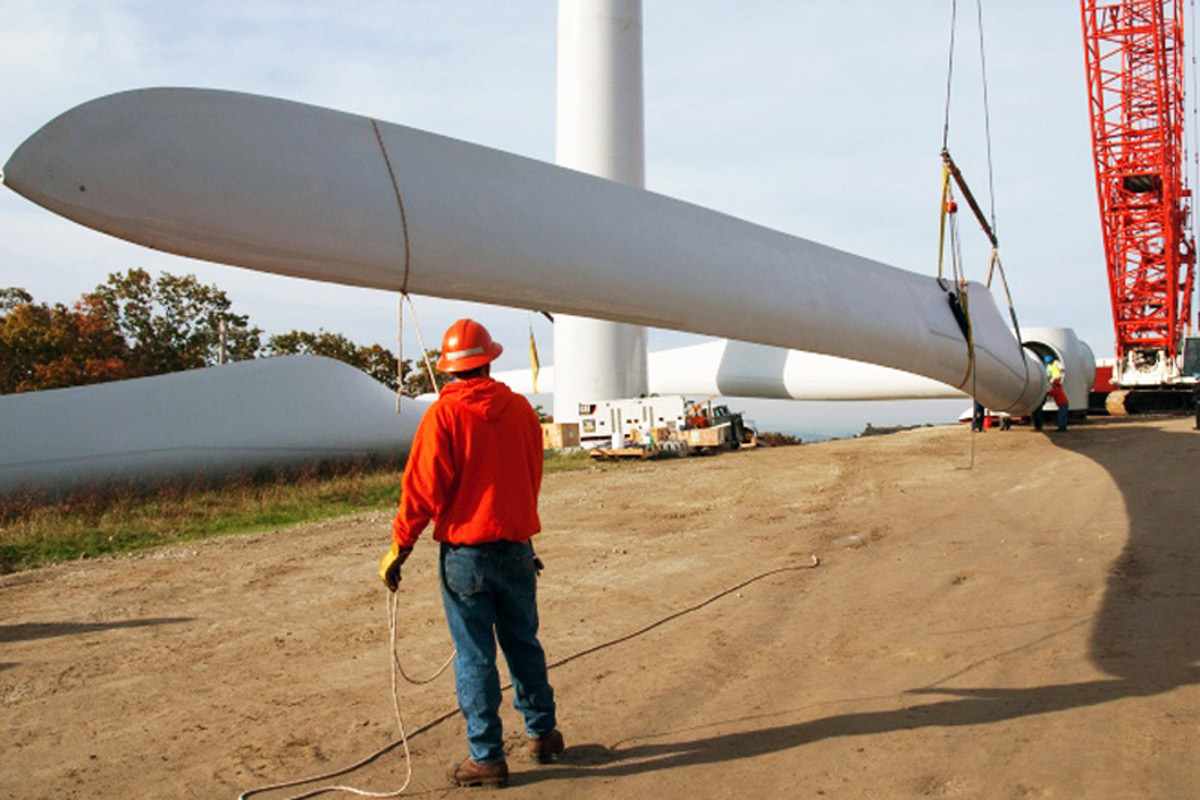 Installing wind turbine blades