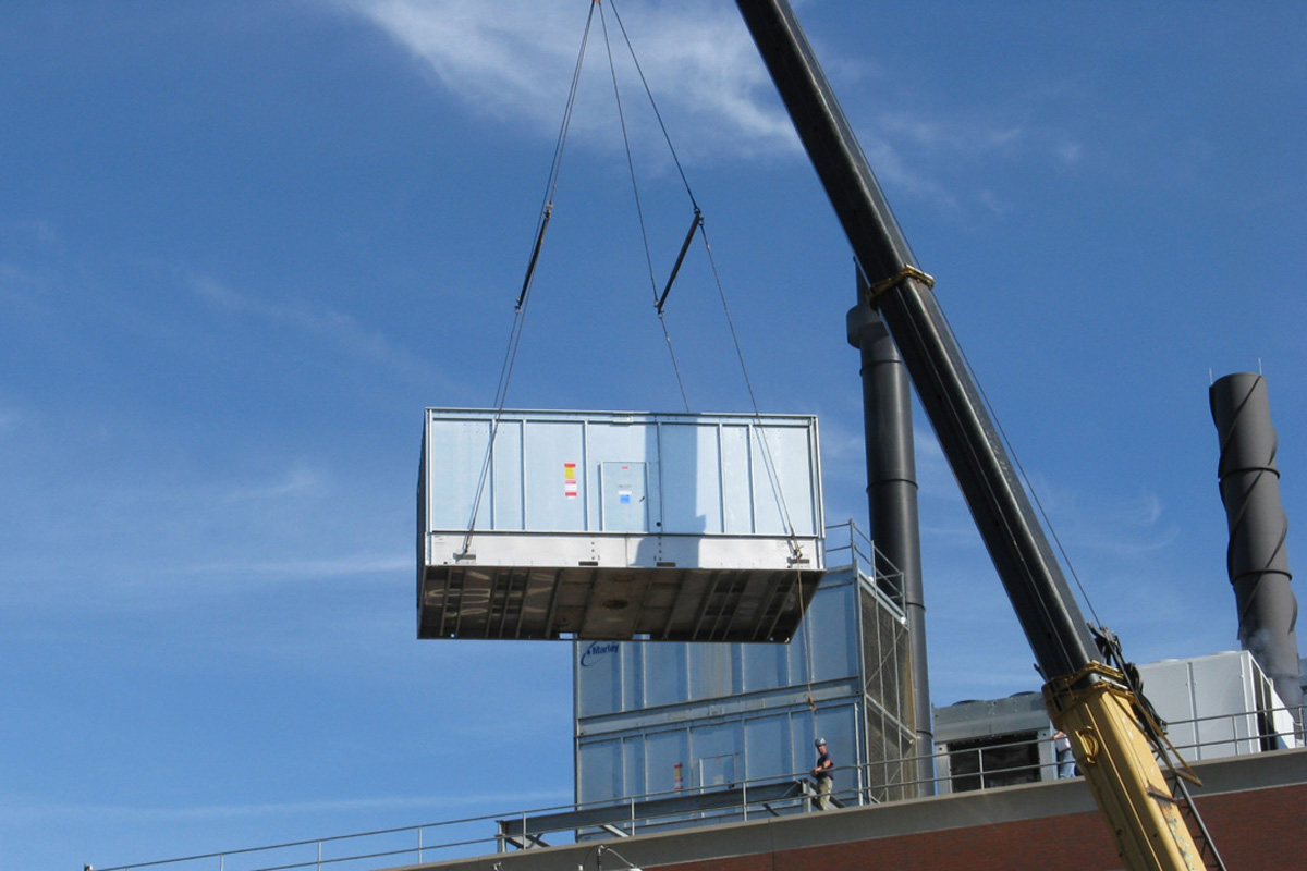 Hoisting the 11 ton cooling unit onto the roof of the UNH CHP facility