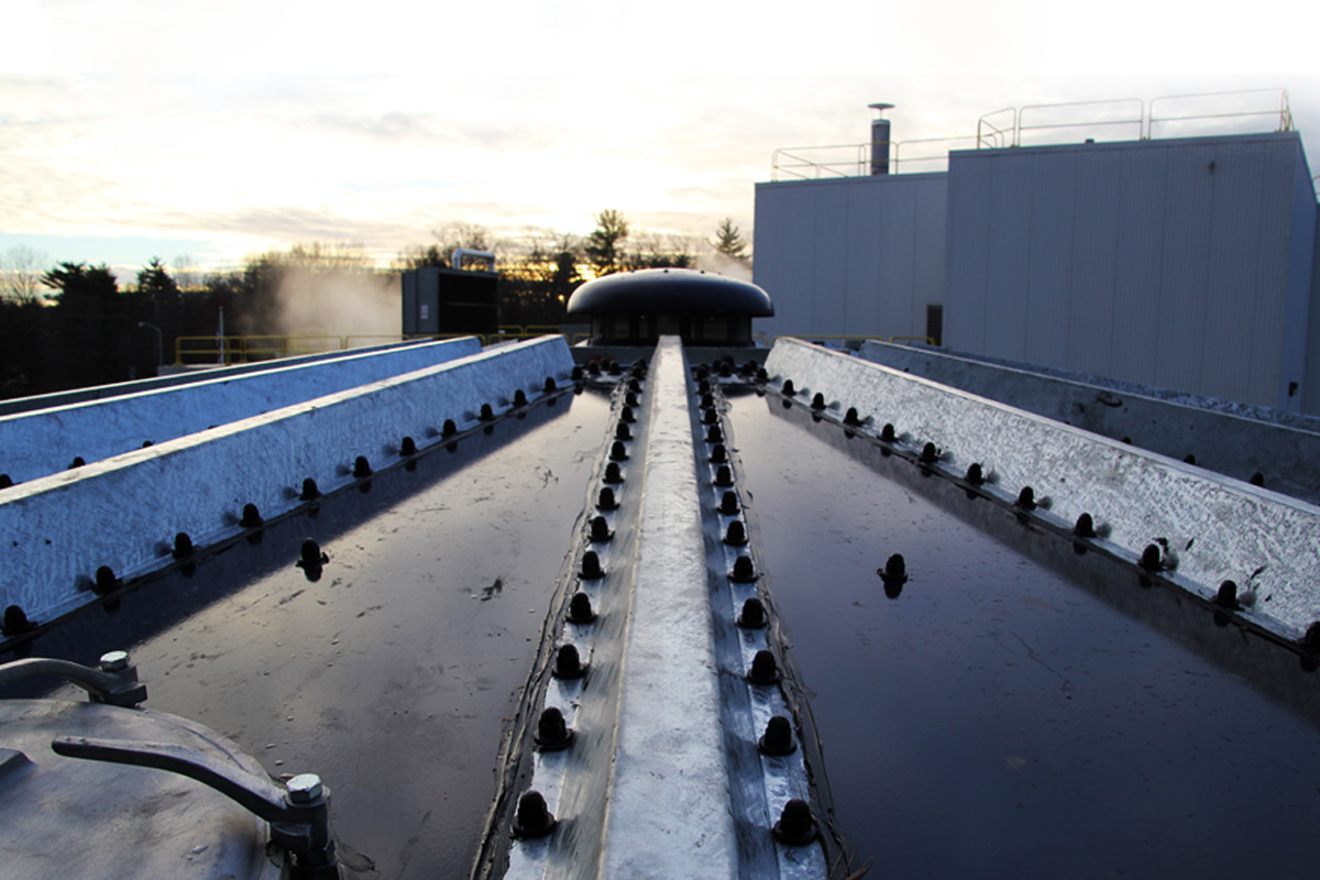 The tank has a specially designed roof that fits perfectly with the tank