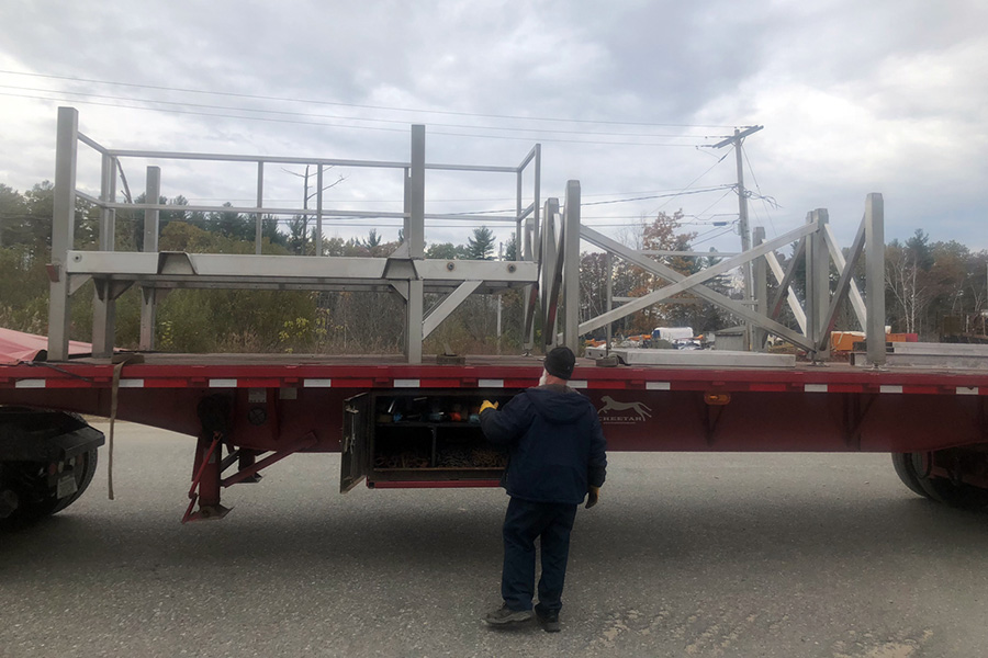 Securing the frame sections on the flatbed for transport