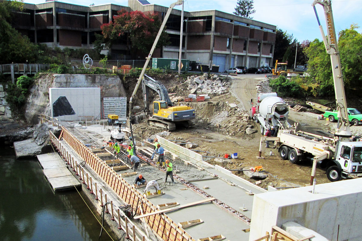 Progress photo of the Jackson Mills Dam rehabilitation Dam and Obermeyer crest gate Installation