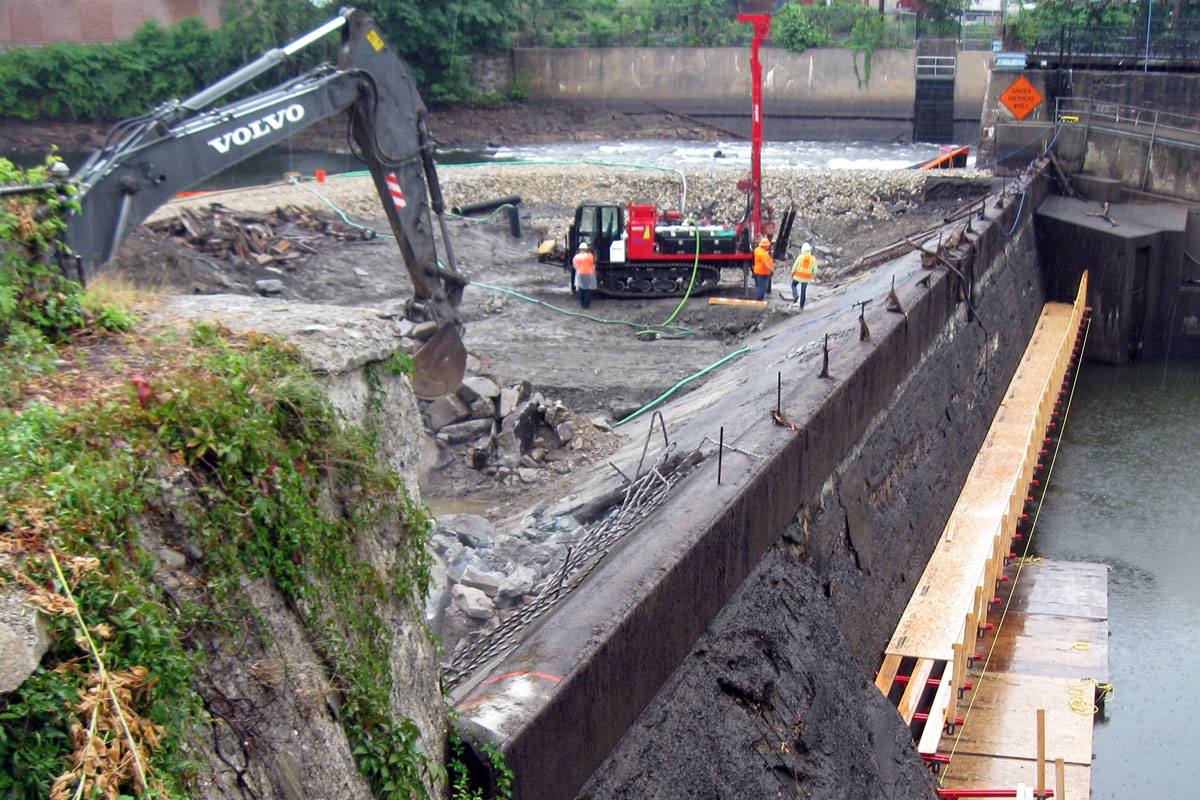 Excavating the Jackson Mills Dam prior to rehabilitation and installation of the Obermeyer crest gate