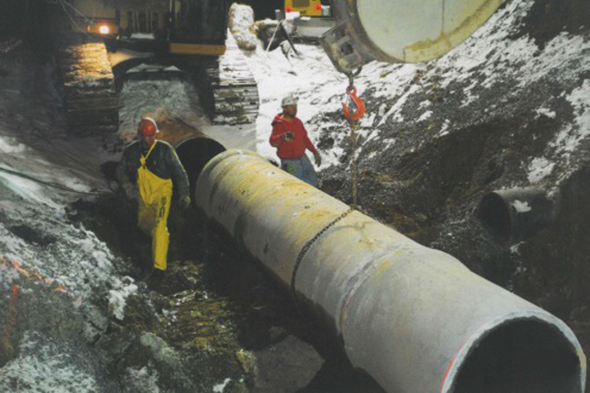 Laying the 36-inch diameter water transmission main that serves the regional water district