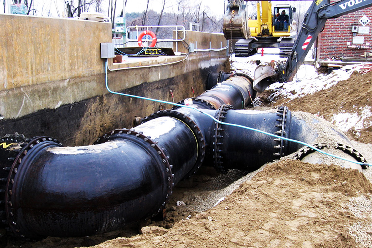 Installing new main sewer lines at the new pump station
